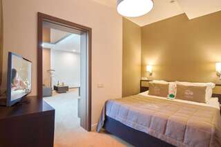 Отель NEMO Hotel Resort & Spa Одесса Семейный люкс с видом на парковку и двор здания-4