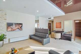 Отель NEMO Hotel Resort & Spa Одесса Семейный люкс с видом на парковку и двор здания-5