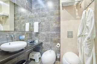 Отель NEMO Hotel Resort & Spa Одесса Семейный люкс с видом на парковку и двор здания-7