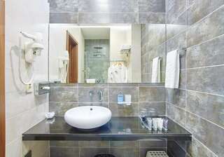 Отель NEMO Hotel Resort & Spa Одесса Семейный люкс с видом на парковку и двор здания-9